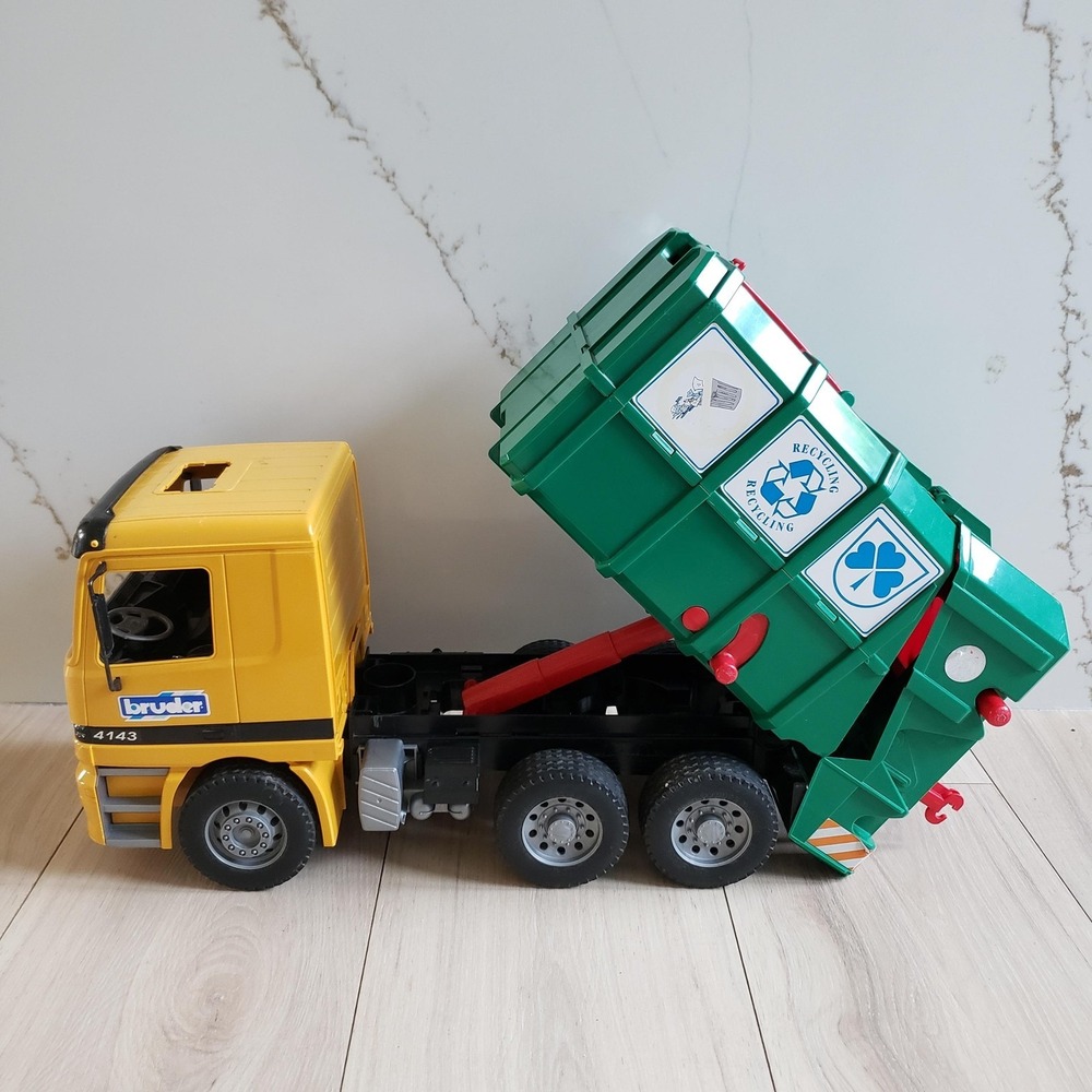 Vintage Bruder Mercedes-Benz Actros Garbage Truck 1:16 Green 2001 Toy Recycling